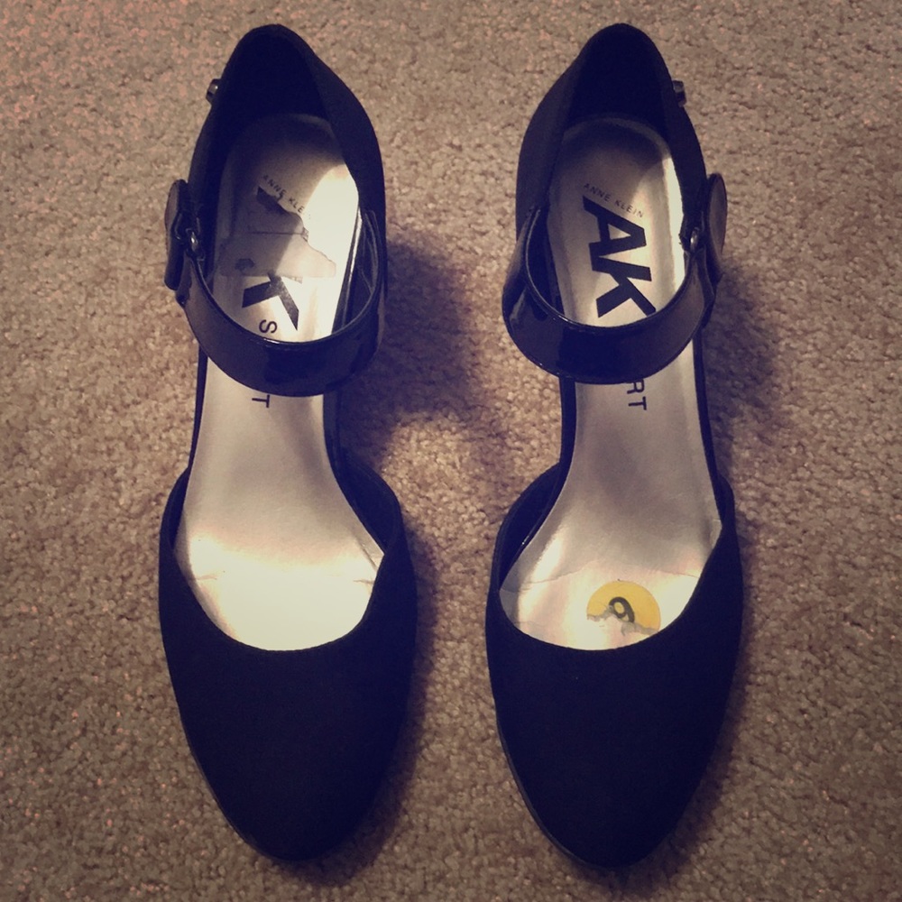 Black wedges